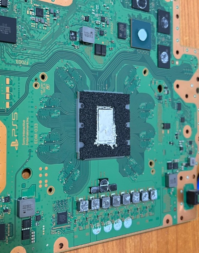 Procedura noastra de curatare si aplicare metal lichid pe placa de baza PlayStation 5